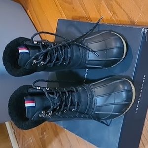 EUC Tommy Hilfiger Raelene duck boots